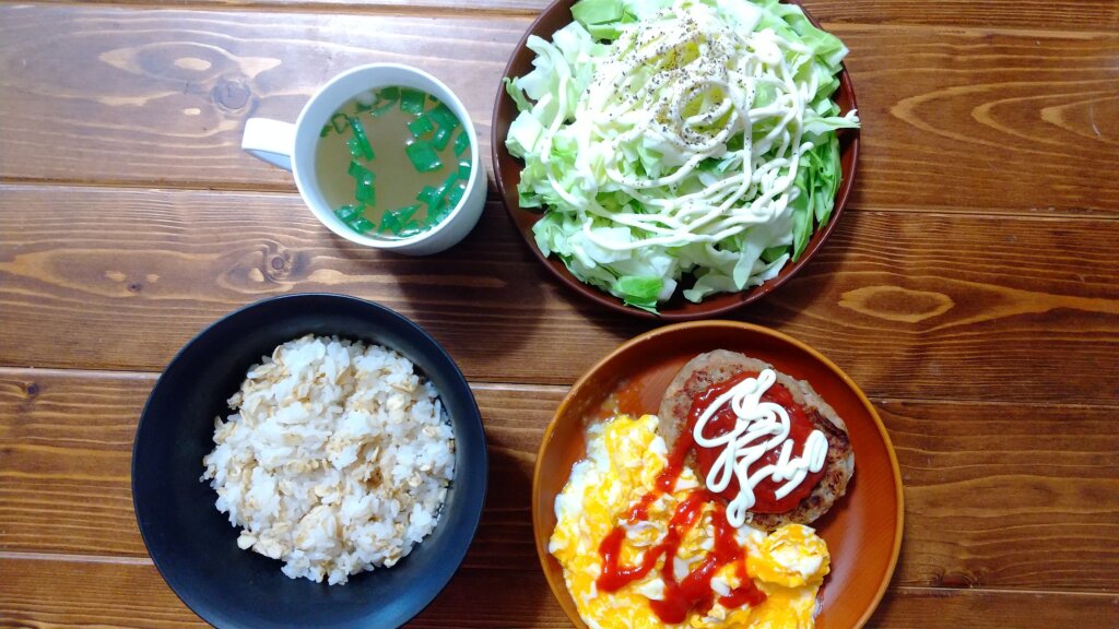 ご飯・ハンバーグ・玉子炒め・キャベツ・コンソメスープ